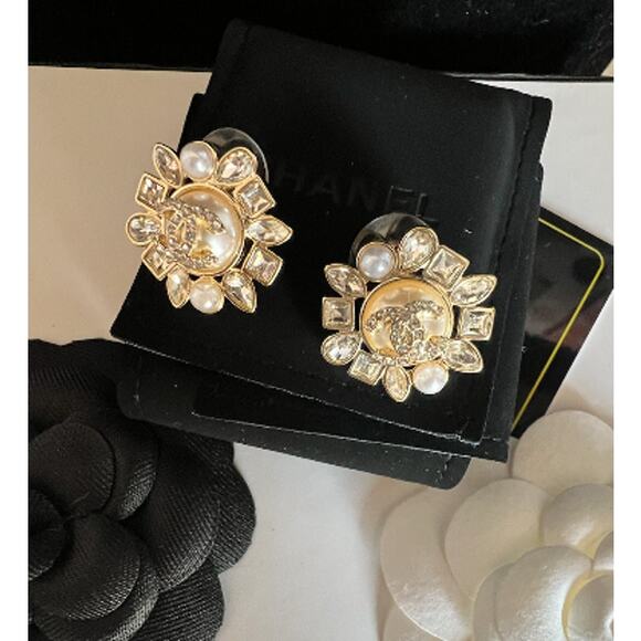 Gold CHANEL Pearl and Crystal Interlocking-C Stud Earrings 24C (CHXX029) - Picture 3 of 11